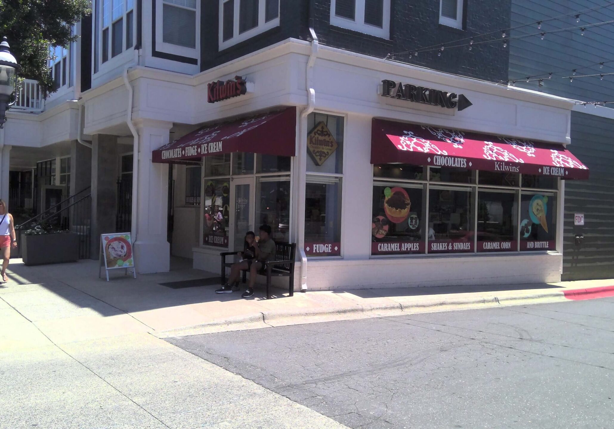 Kilwins ice cream and chocolate shop on street corner
